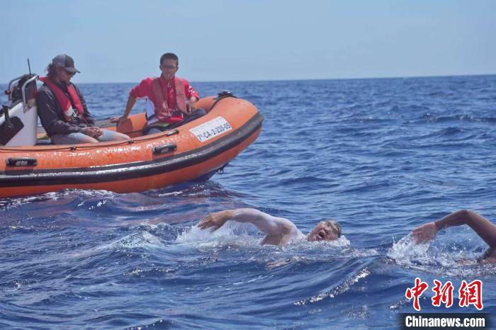 东莞游泳名将陈苏伟成功横渡直布罗陀海峡，耗