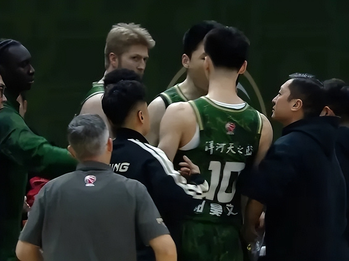 南京男篮内讧升级 赵柏清郭昊文冲突引关注