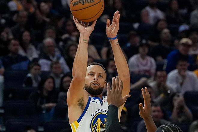 库里复出首战轰29分难救主 勇士虽败犹荣