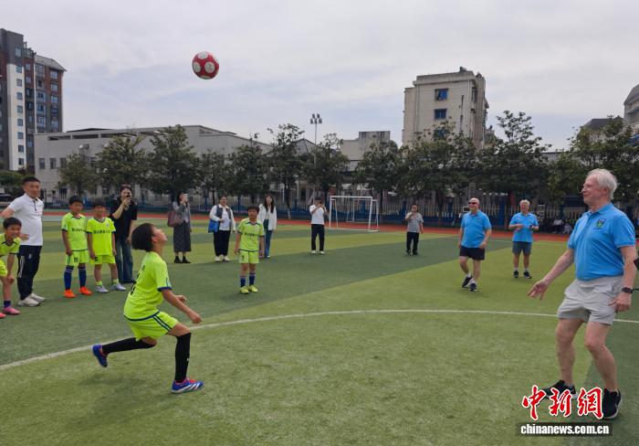 中爱足球元老代表团重返湖南韶山共叙足球情缘