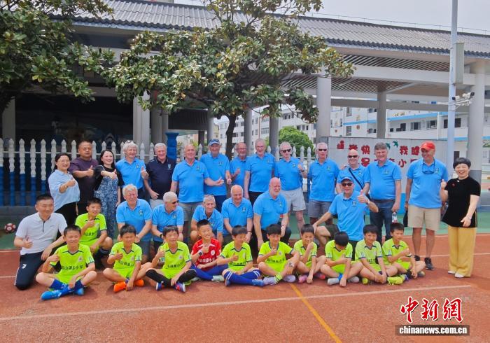 中爱足球元老代表团重返湖南韶山共叙足球情缘